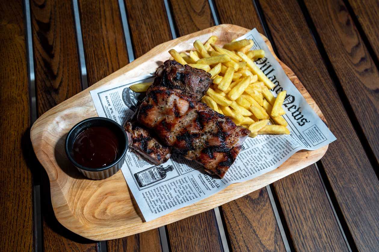 Coaste de porc cu cartofi wedges si sos barbeq