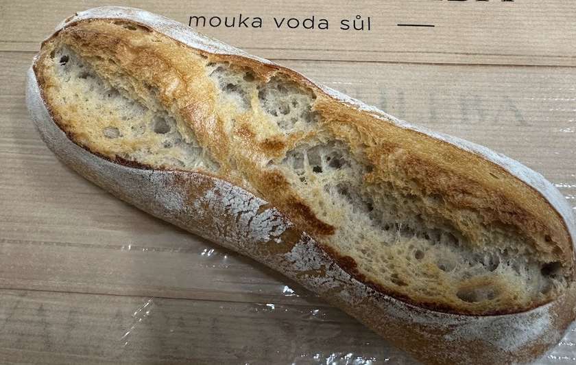 Bageta malá s restovanou cibulí