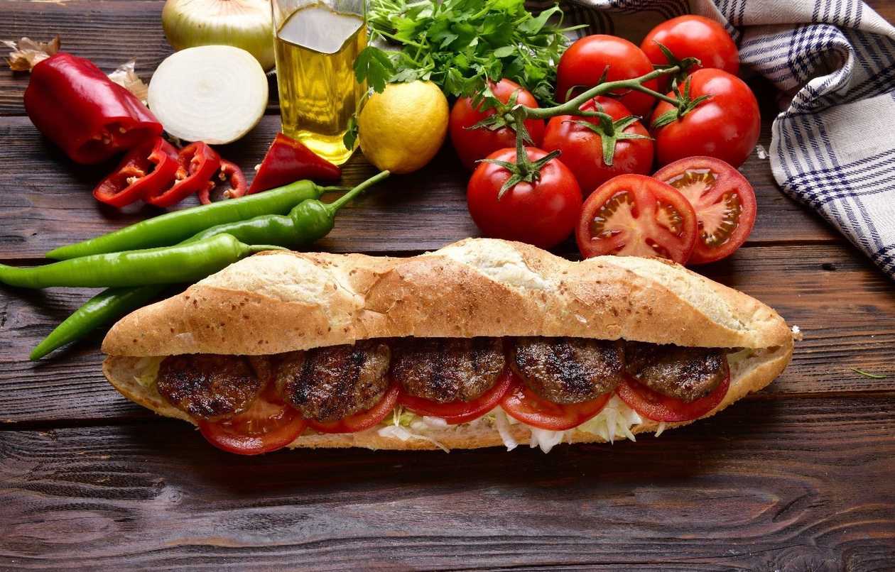 Large bread meatball + salad + cola