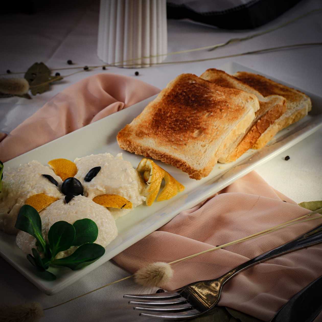 Roe salad with toasted bread