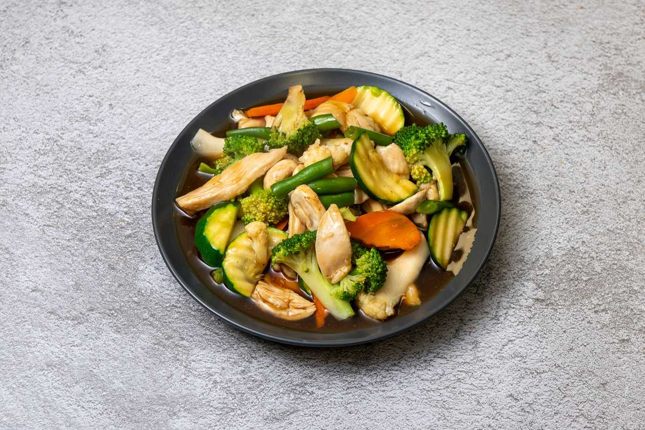 Menu 8:Restovaná mix zelenina s kuracím mäsom, ostrokyslá polievka