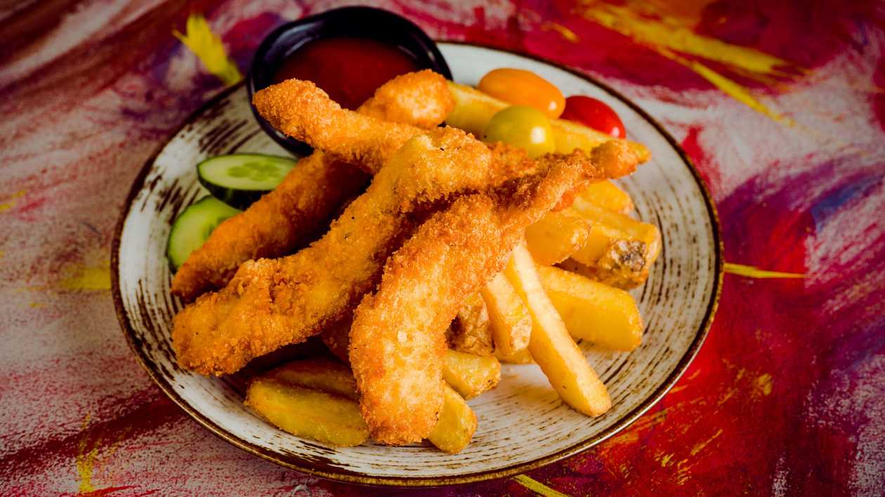 Paštaisīti vistu nageti ar frī kartupeļiem un mērci