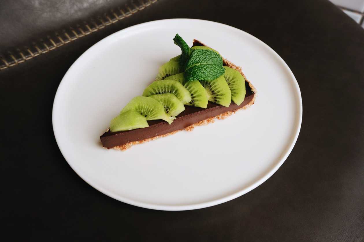 Шоколадний веган-тарт з сезонними ягодами/фруктами