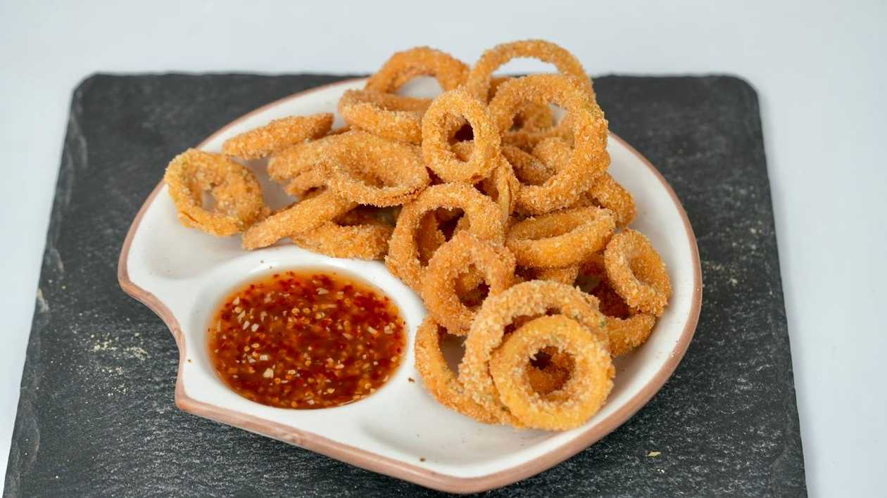 Onion Rings with Sweet Chili Sauce
