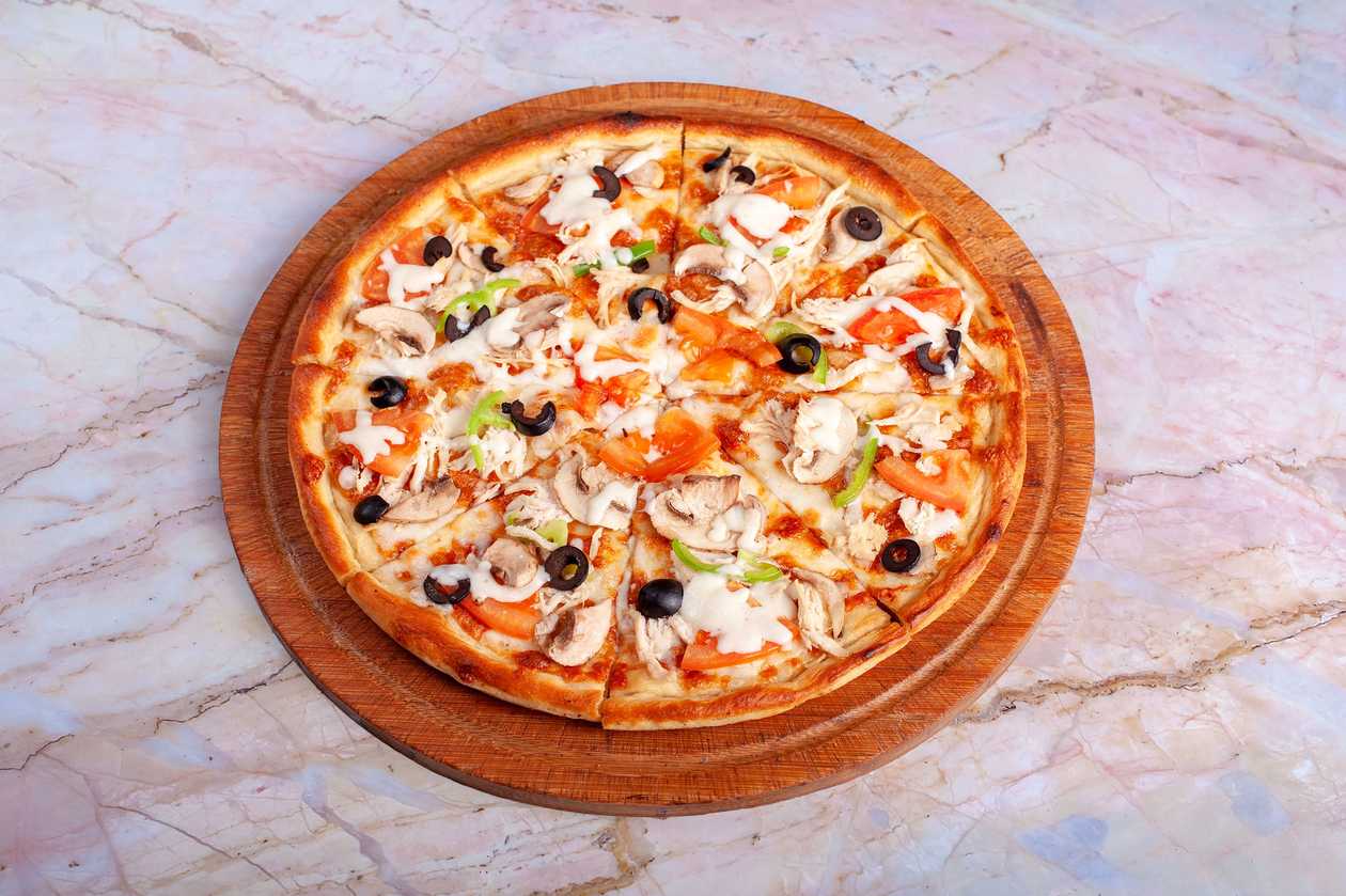 Toyuqlu qarışıq pizza