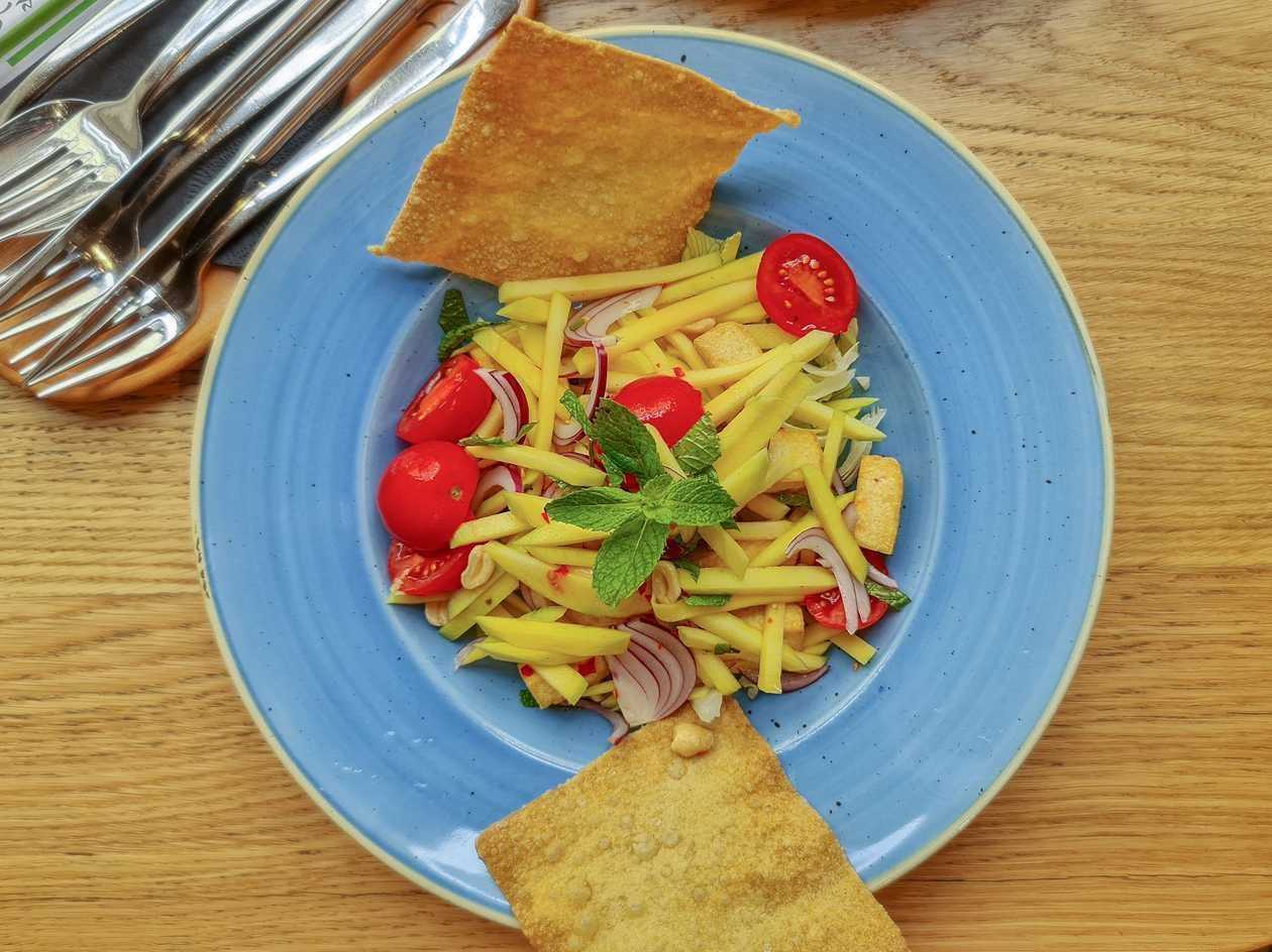 Sałatka z Mango i Smażonym Tofu
