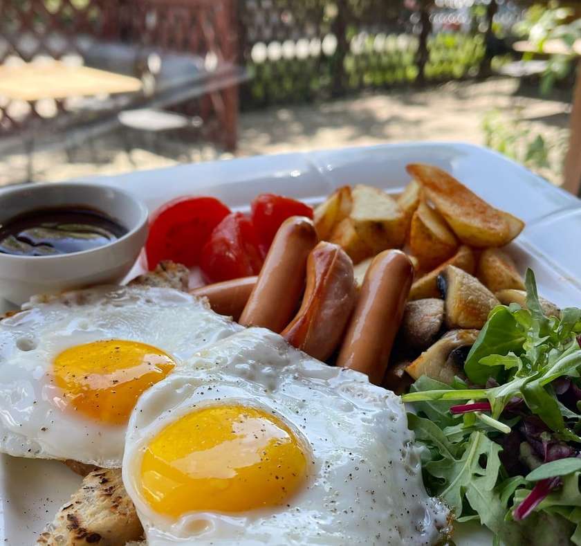 Американський сніданок із ковбасками