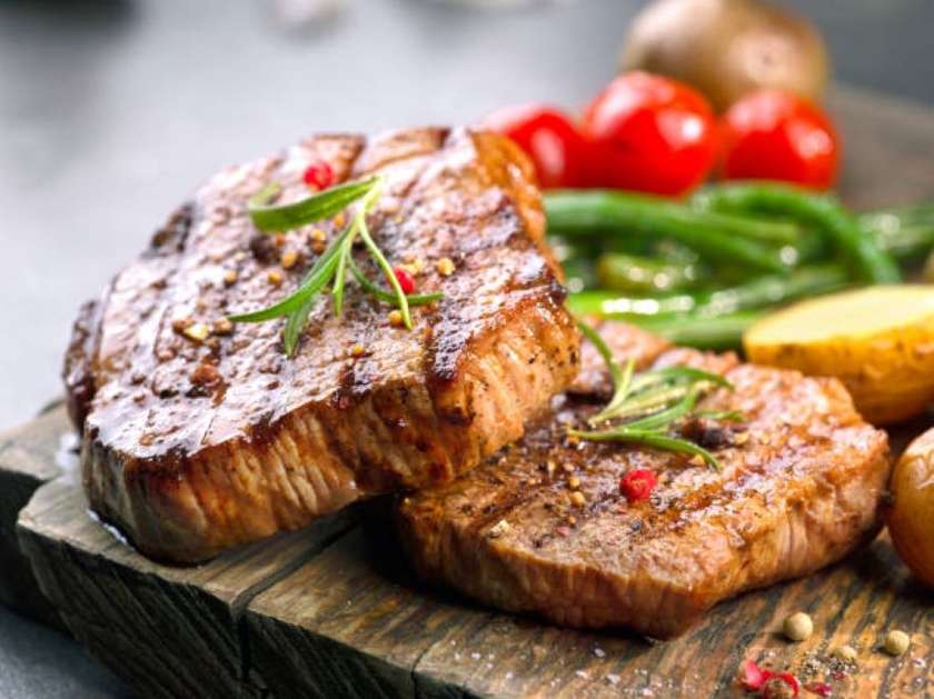 Стейк зі свинини з овочами гриль
