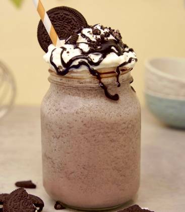 Frappe with cookies & cream 🖤🤍