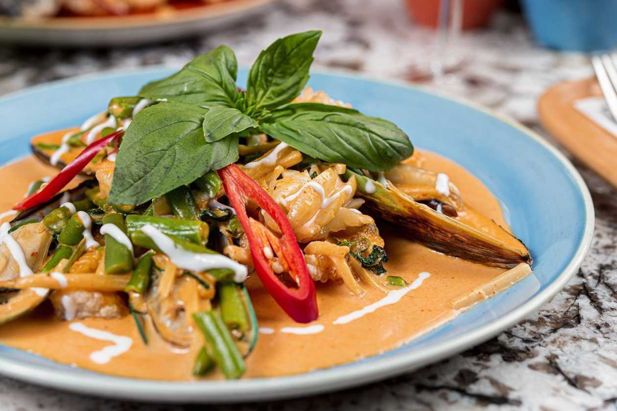 Krewetki, Kalmary, Mule i Dorsz z Woka w Czerwonym Curry