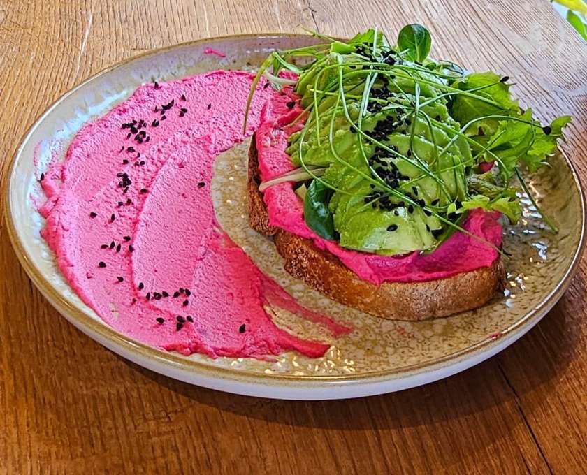 Avo toast cu hummus roz - vegan