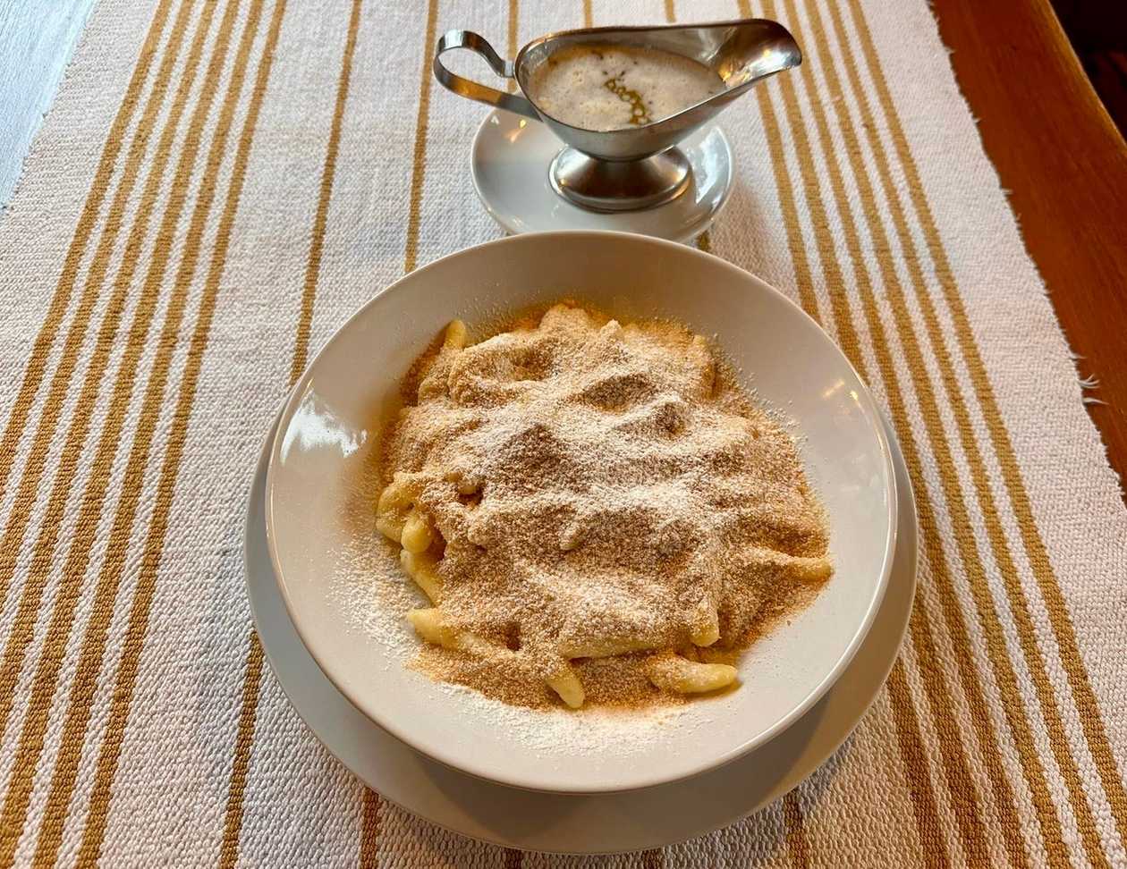 Domáce šúľance so strúhankou, cukrom a horúcim maslom