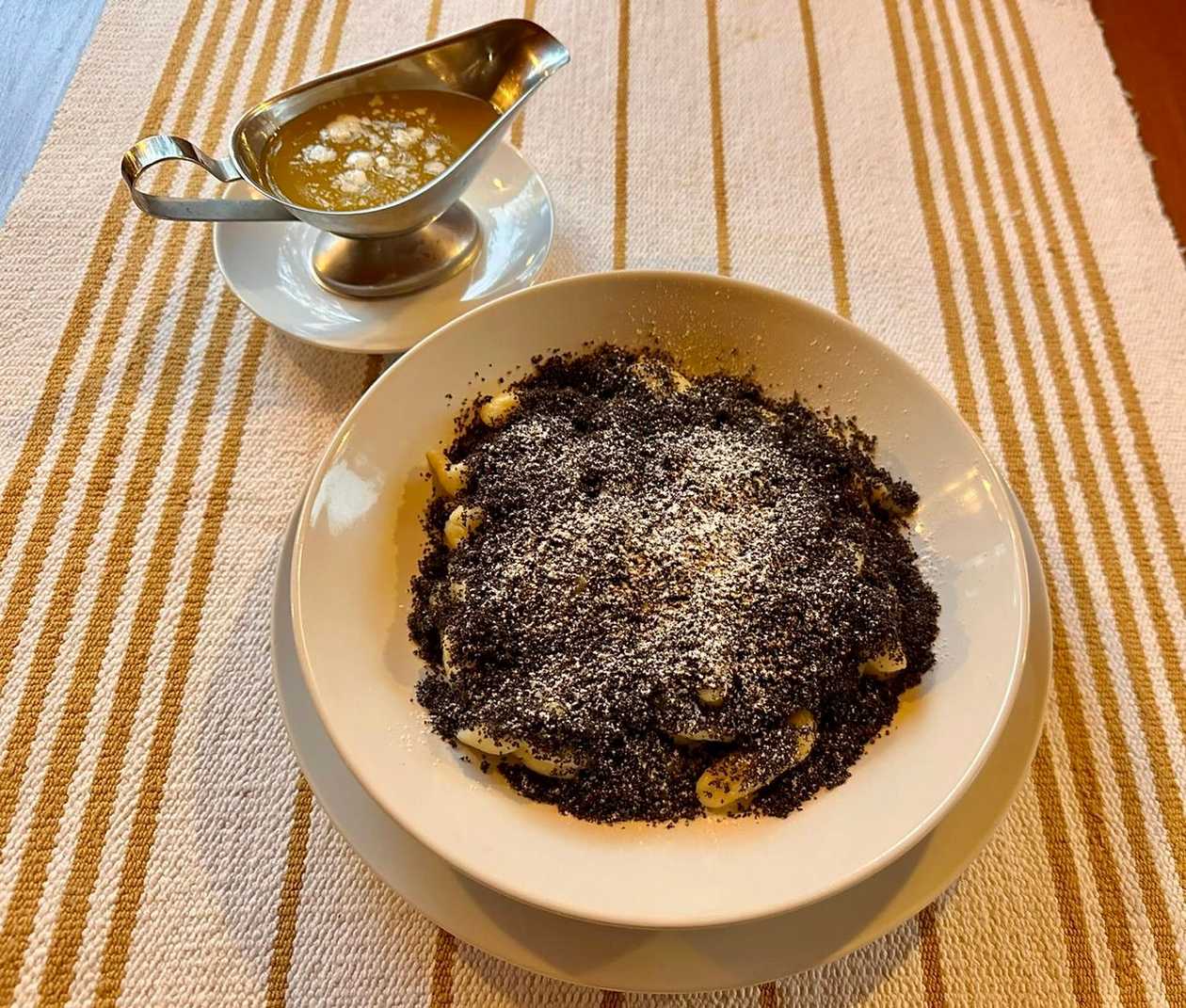 Domáce šúľance s makom, cukrom a horúcim maslom