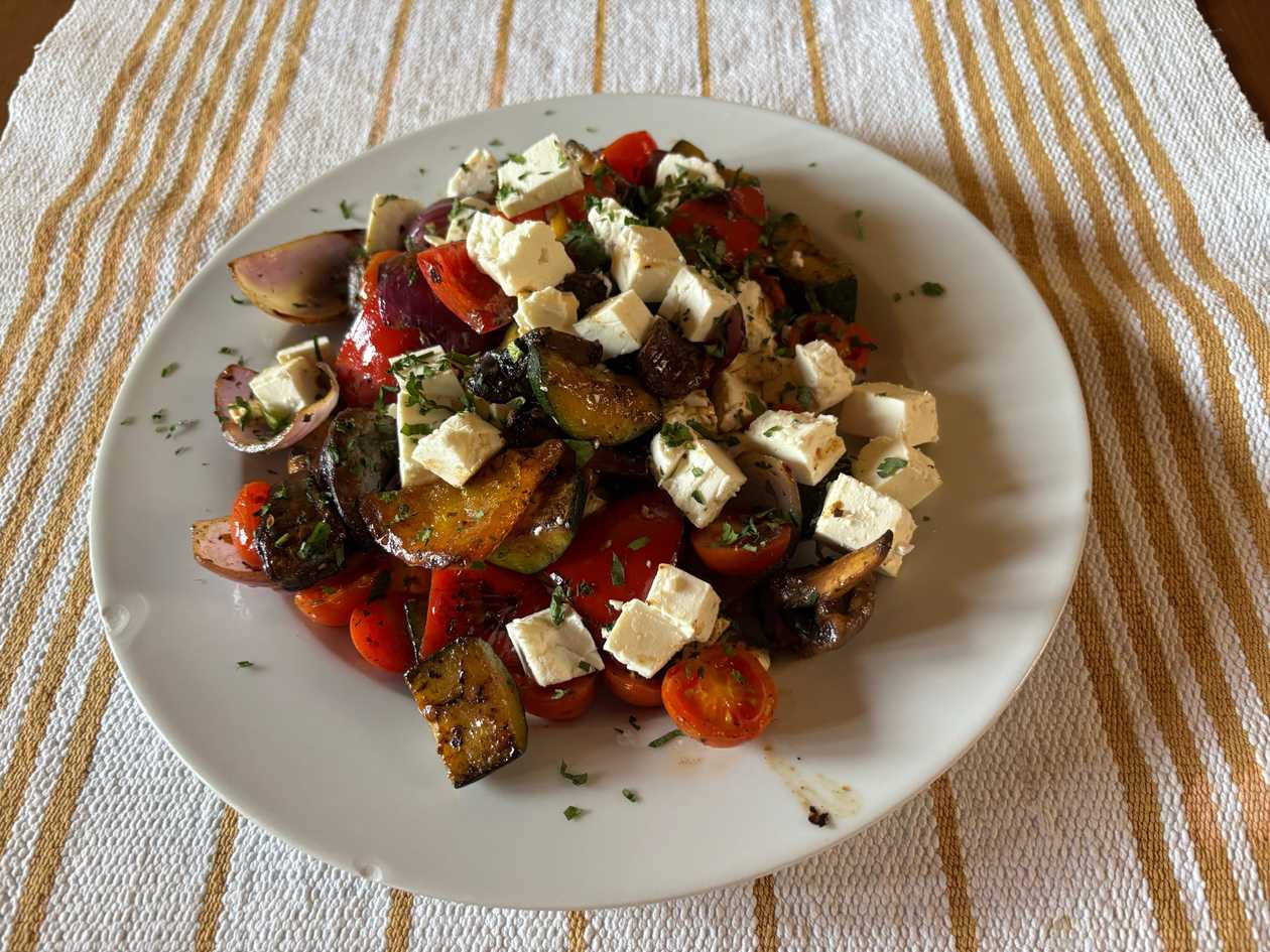 Grilovaný zeleninový tanier s feta syrom