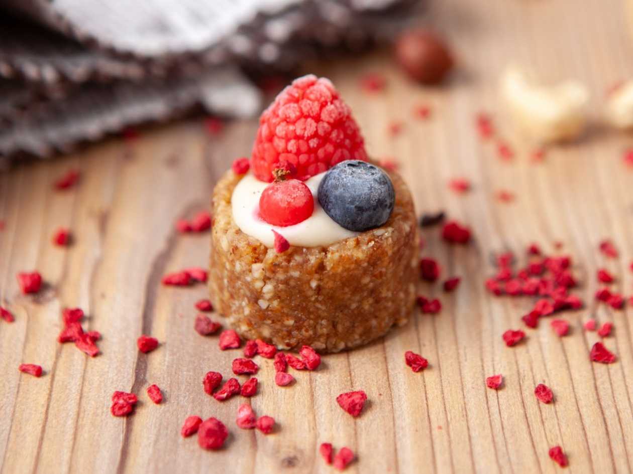 Mini tarte cu jeleu de zmeura, fructe de padure si vanilie