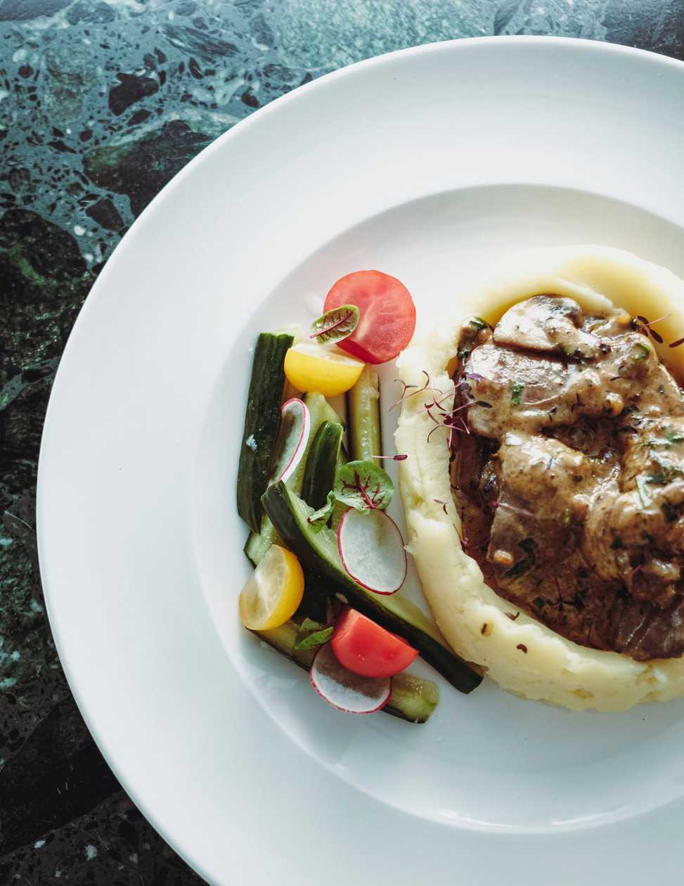 Chicken liver with mushrooms and mashed potatoes