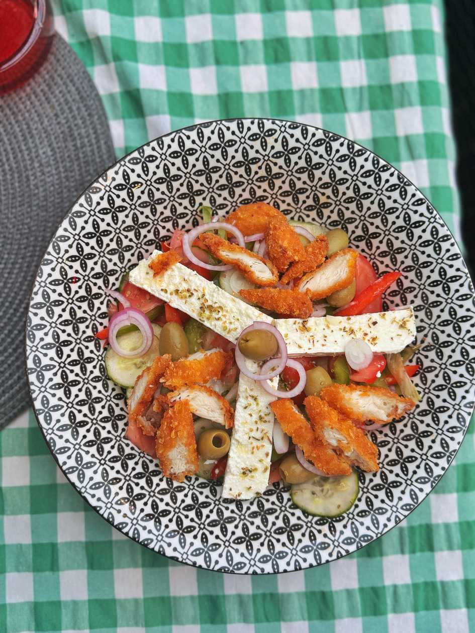 Salata cu pui crocant
