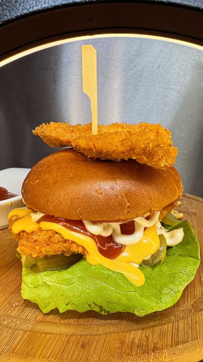 Meniu chicken burger+cartofi prăjiți+sos calipso