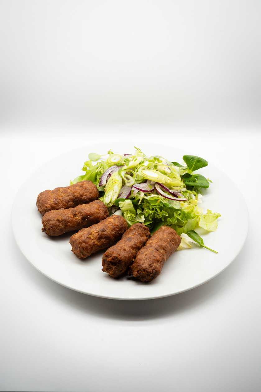 Grilled čevepčiči with mixed salad, onion and mustard