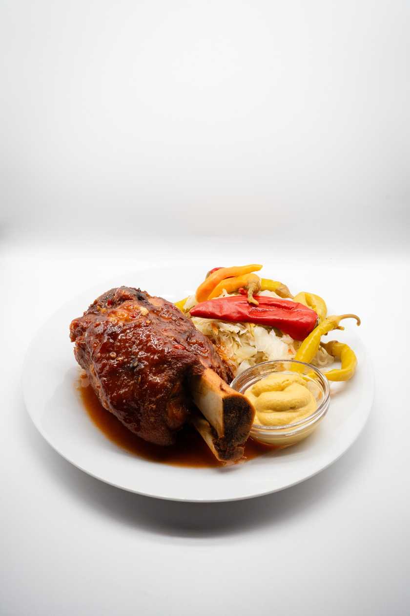 Grilled knee with sour dressing and mustard