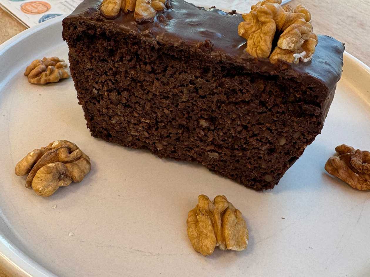 Chocolate and walnuts cake