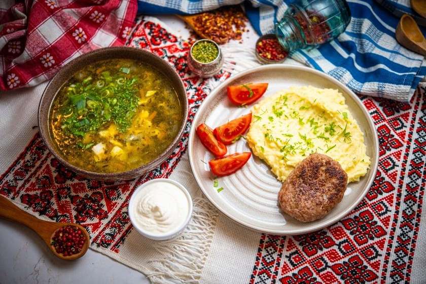 (LP) Green borscht + Homemade meat cutlets with garnish