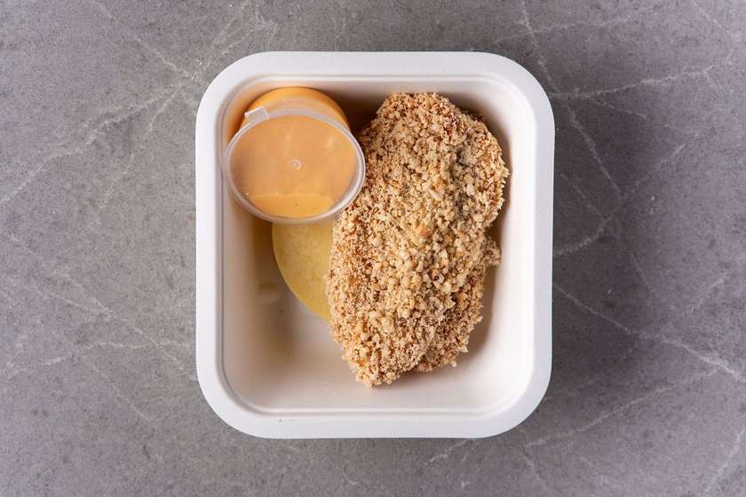 Chicken Schnitzel with Mashed Potatoes and Chili-Mayonnaise (320g)