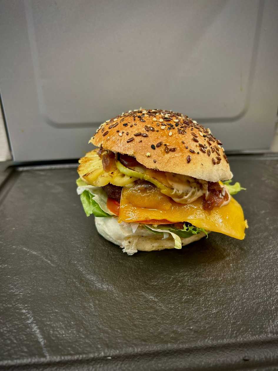 Mini aloha burger with wedges and rose sauce