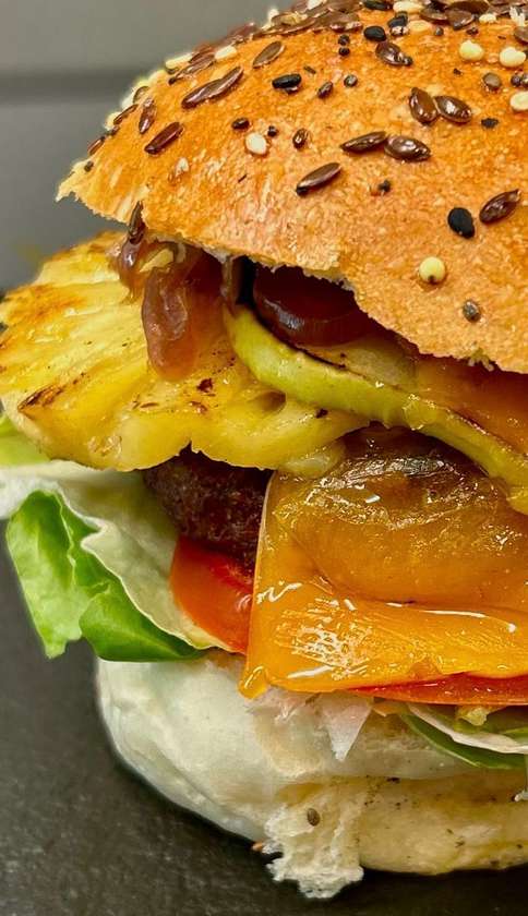 Aloha burger with wedges and rose sauce