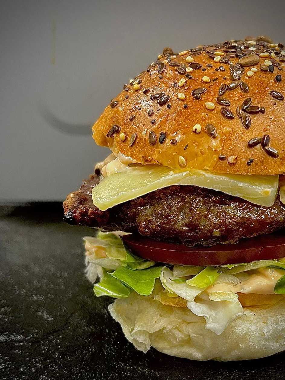 Il formaggio burger with chips and chili mayo sauce