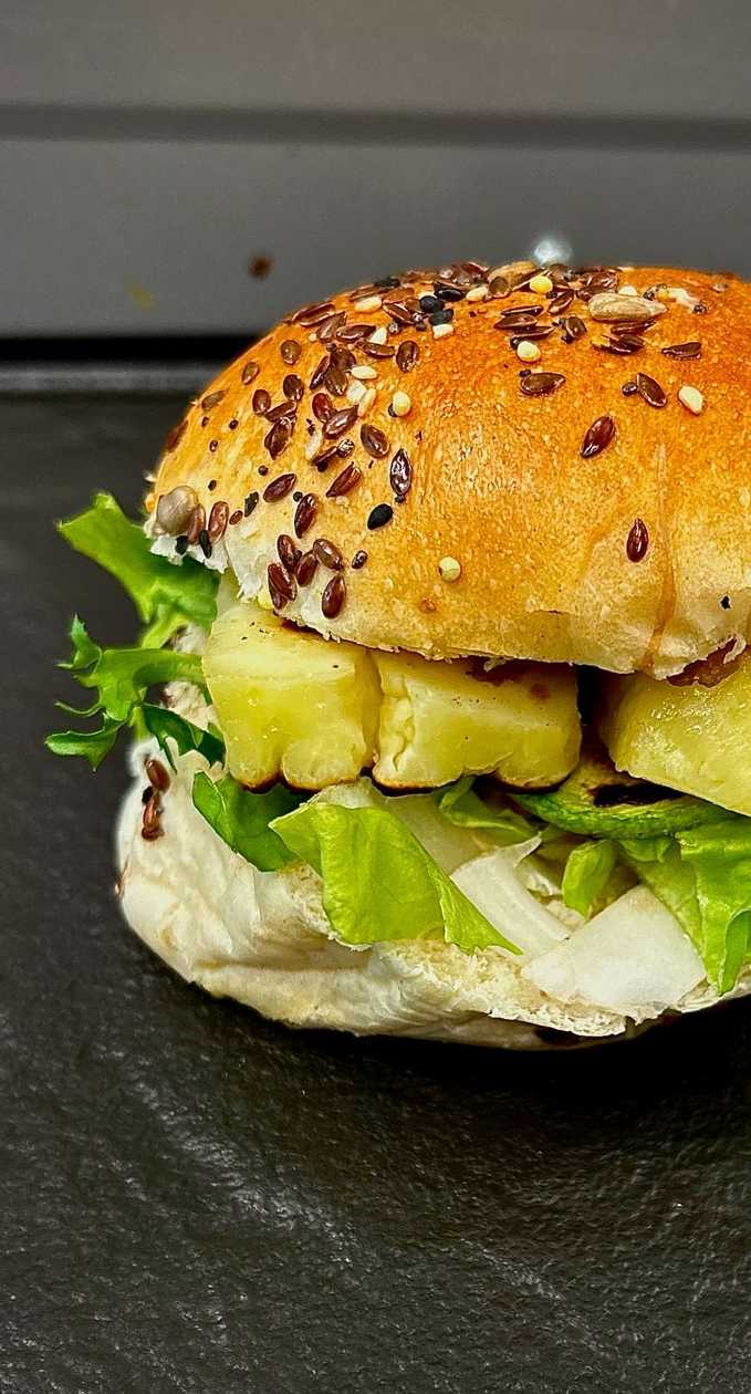 Halloumi burger with chips and yogurt mayonnaise sauce