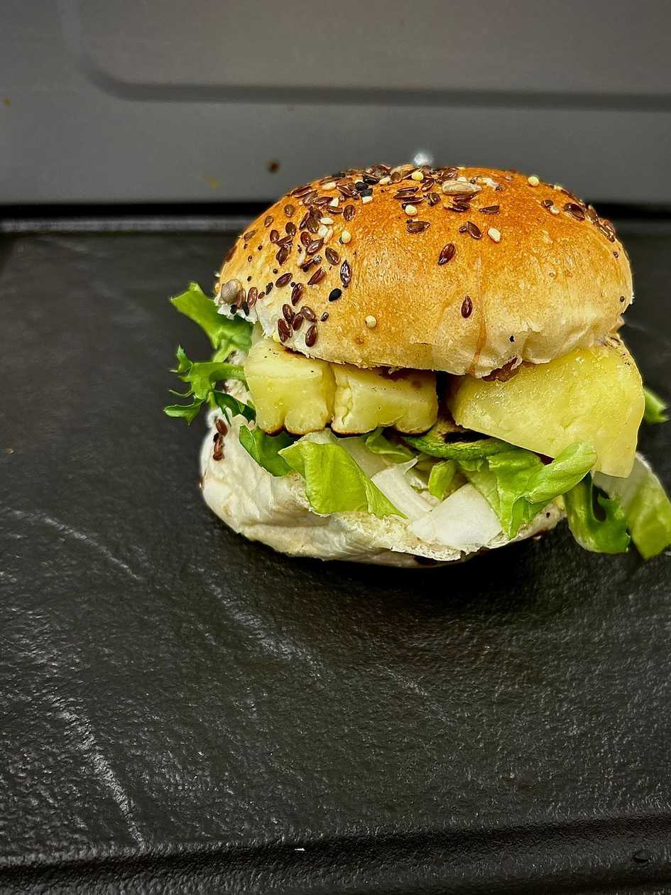 Mini halloumi burger with chips and yogurt mayonnaise sauce