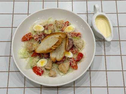 Салат Цезар із куркою та беконом