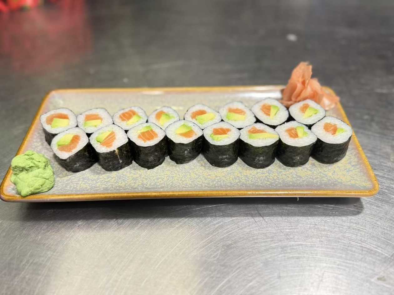 A15.losos avokado maki set