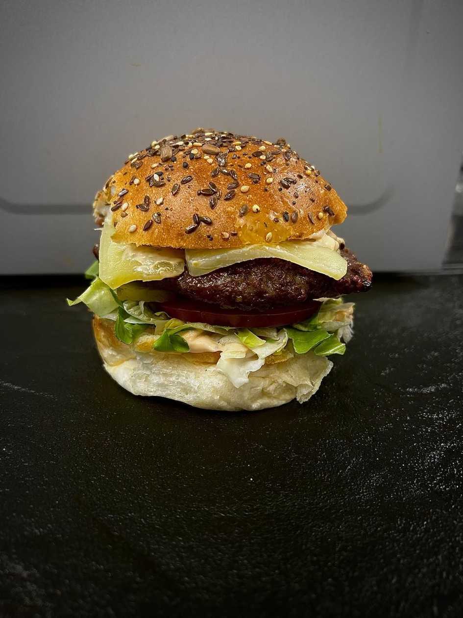 Mini il formaggio burger with chips and chili mayo sauce