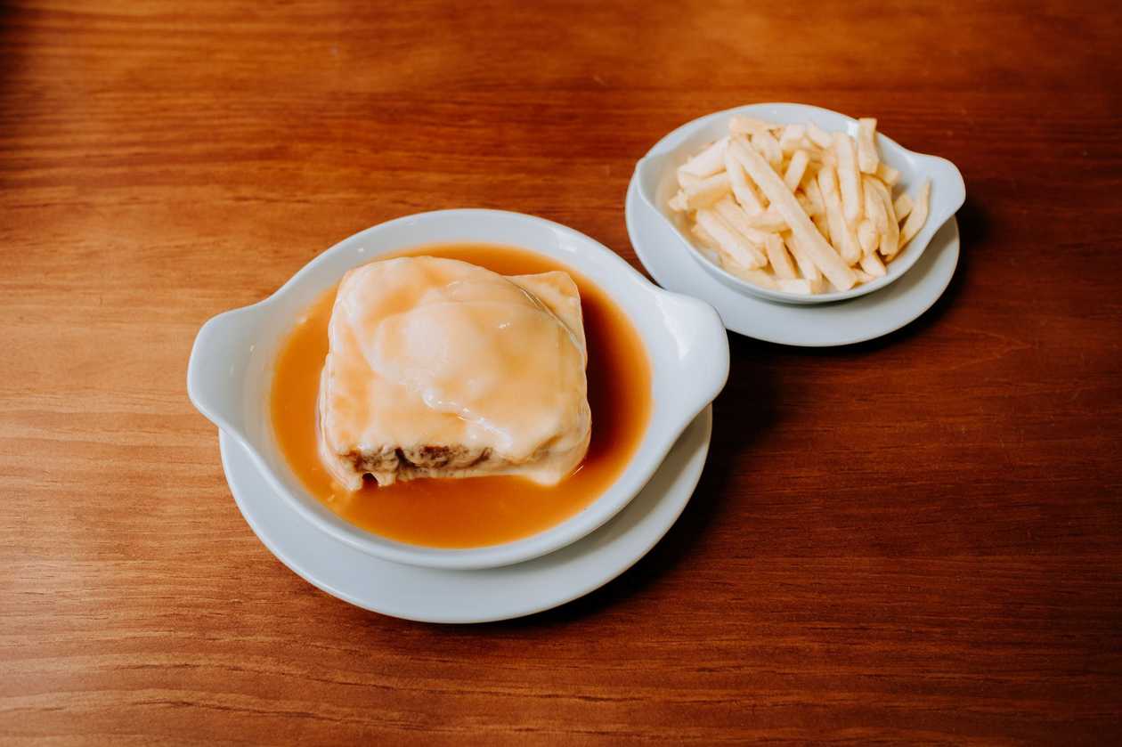 Francesinha com Batata Oferta da Bebida