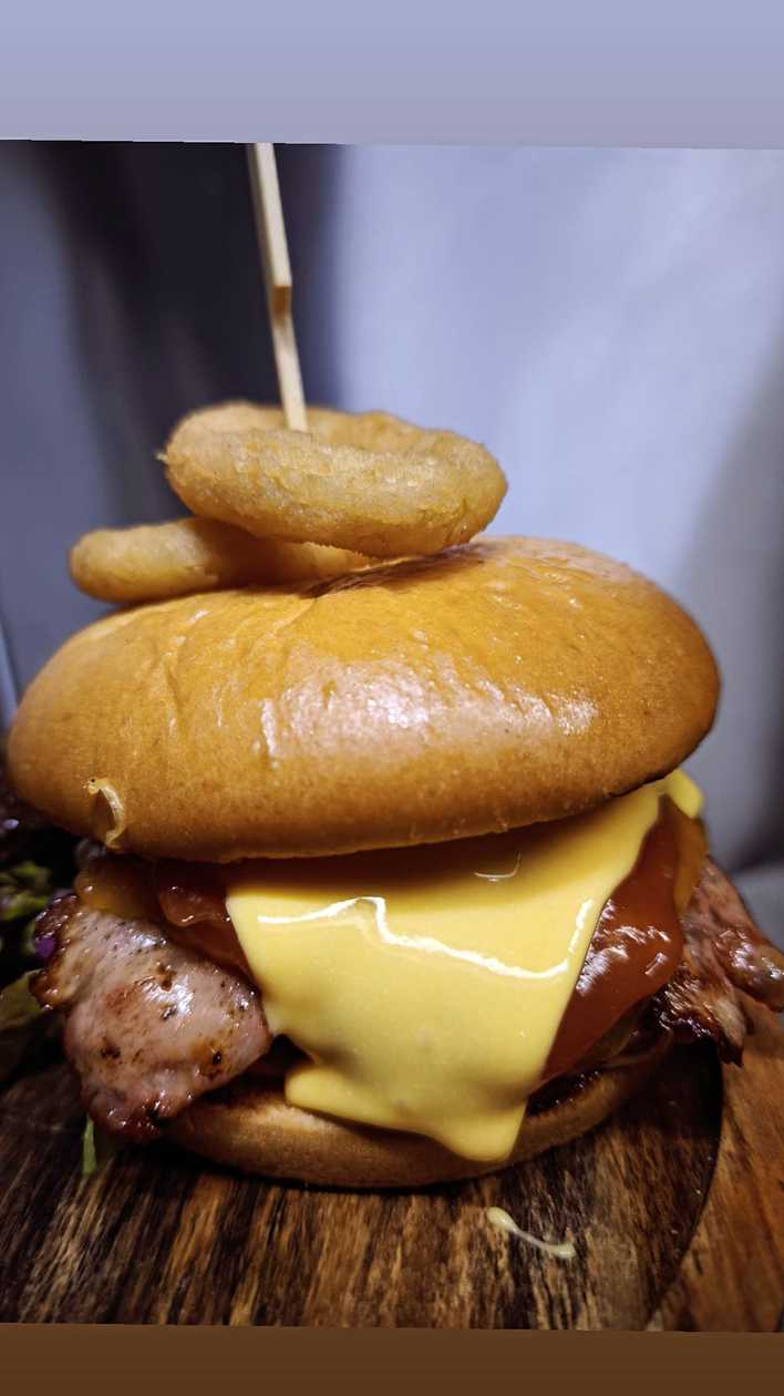 Meniu Magic crunch burger+cartofi prăjiți+sos calipso