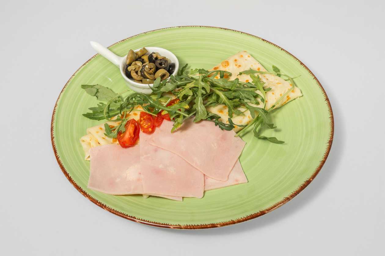 Pancake with Ham, mozzarella, Tomato, Olives, Dill Sauce