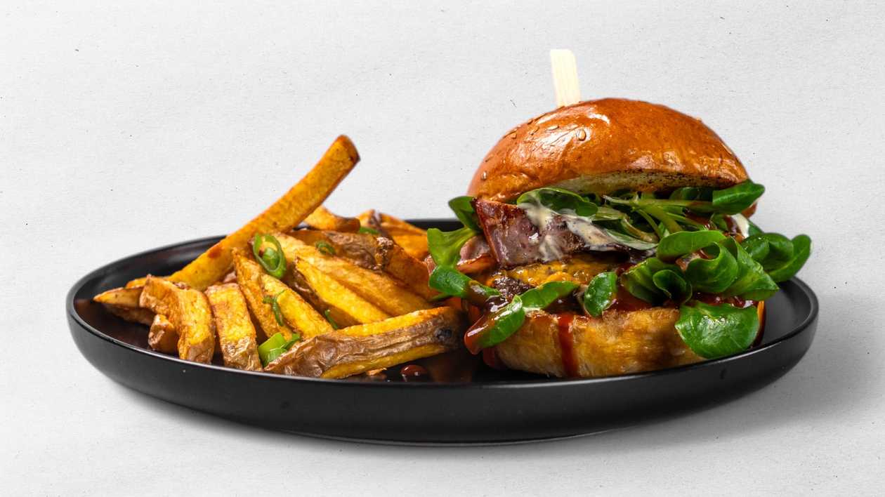 BBQ burger, domácí hranolky