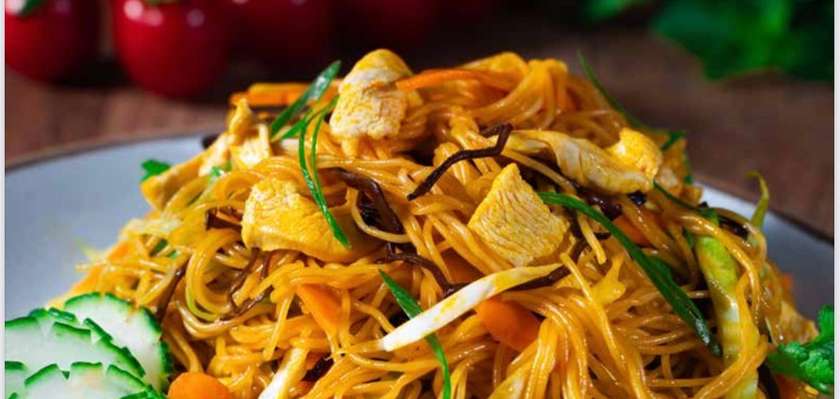 Noodles cu pui (sau legume)