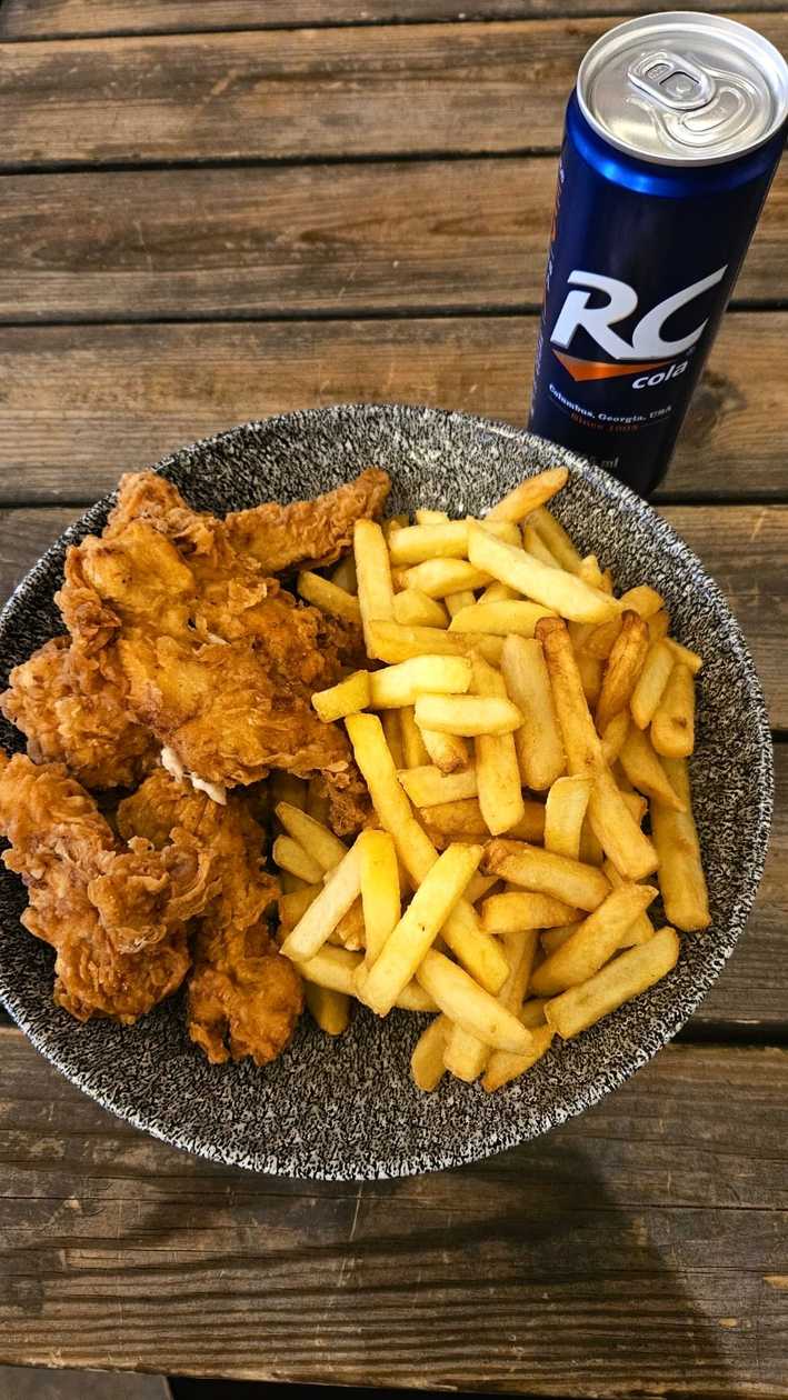 Vistas nageti ar frī kartupeļiem un RC Cola.