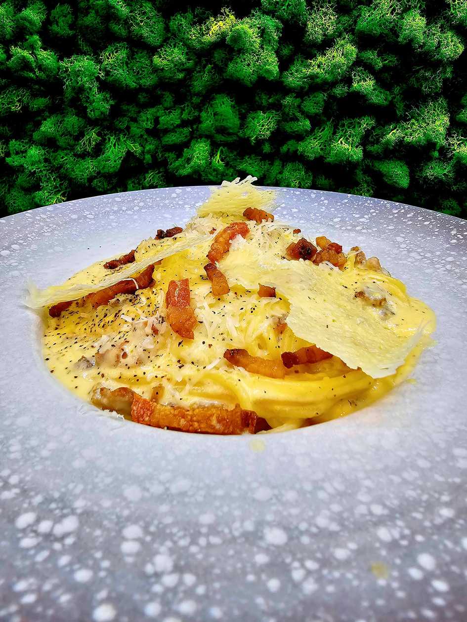 Italian carbonara pasta