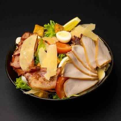 Салат Цезар із куркою та беконом