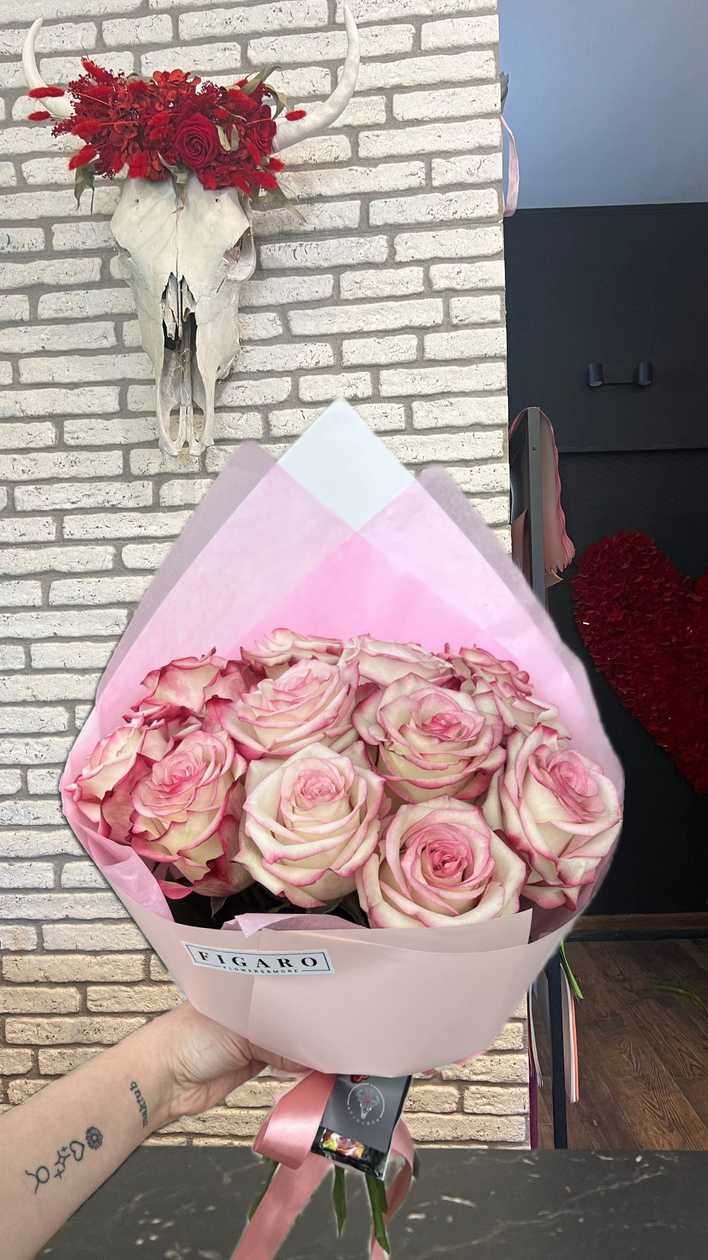 Buchet cu 13 Trandafiri Roz în Con