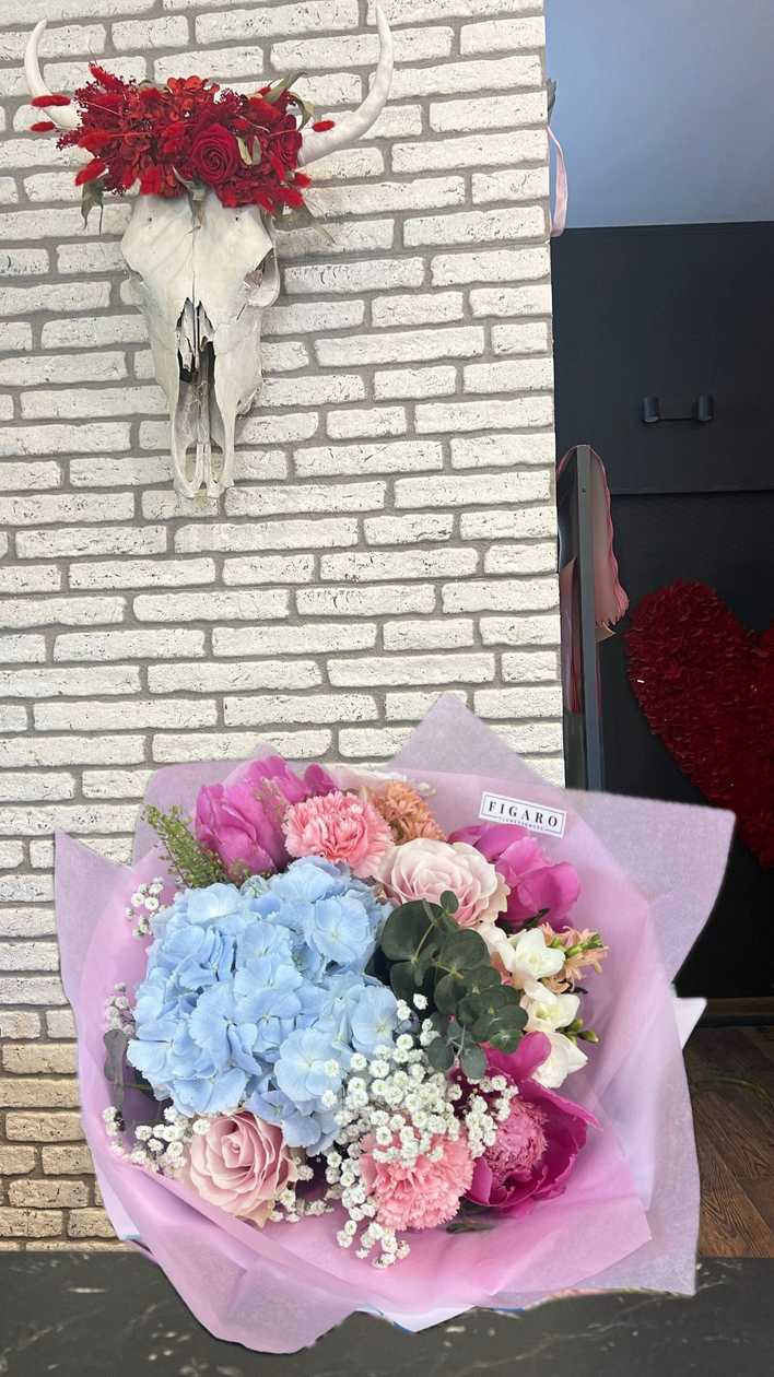 Buchet cu Hortensie și Alte Flori de Sezon
