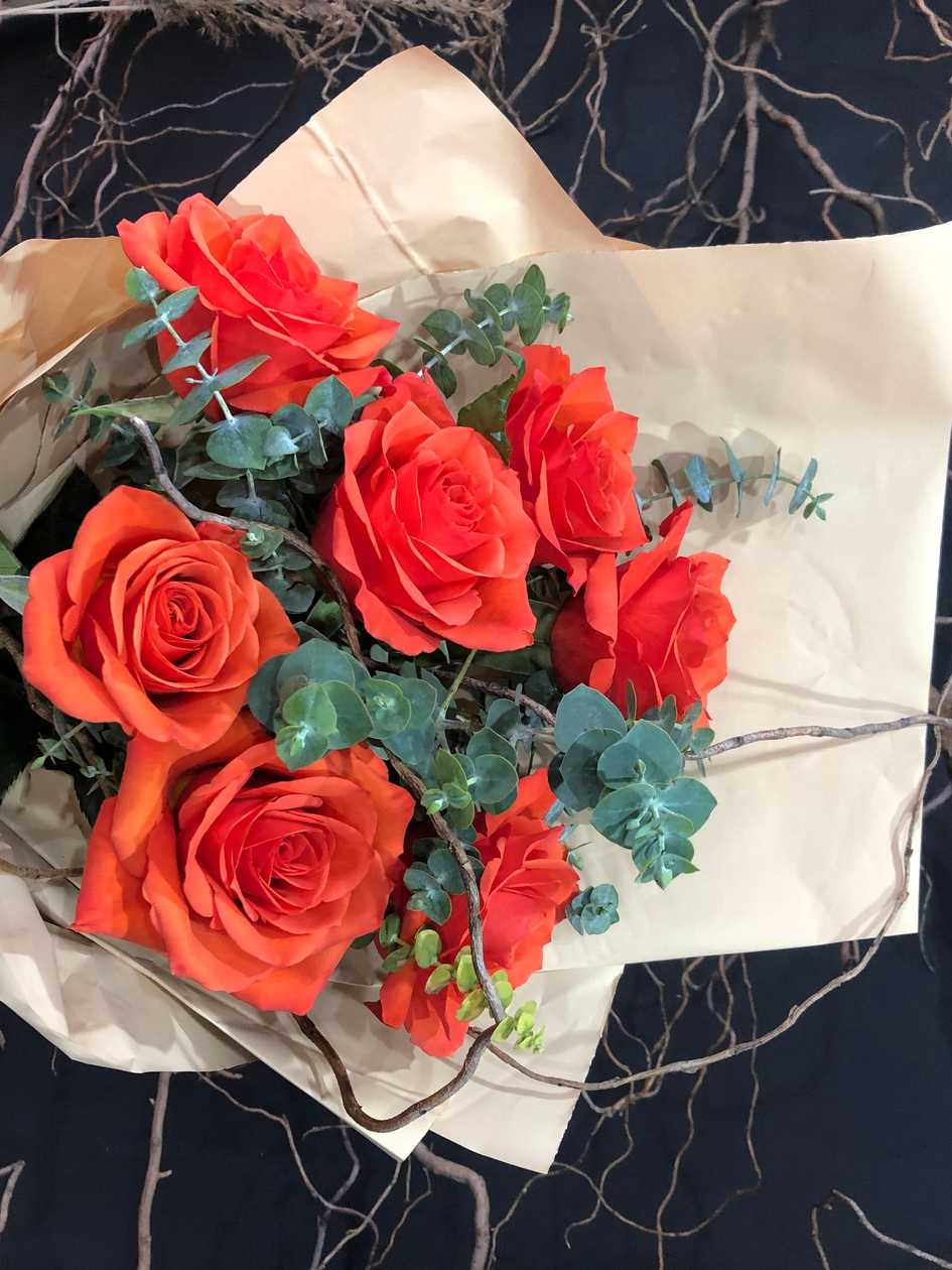Buchet cu 7 Trandafiri și Mix de Verdeață