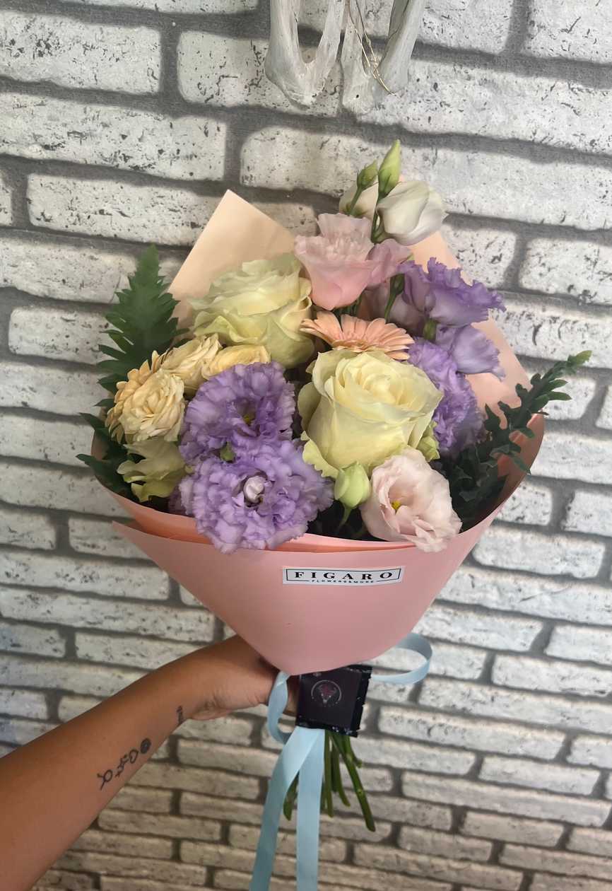 Buchet cu Trandafiri și Lisianthus