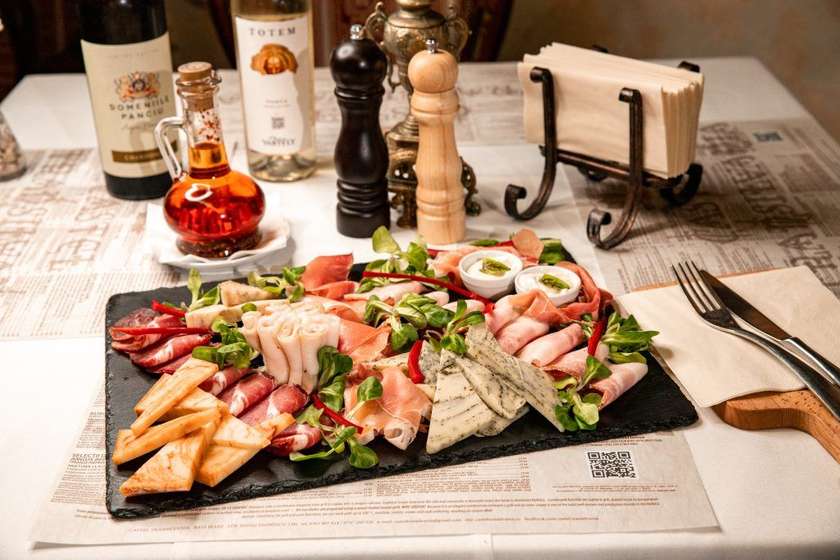 Platter with Smoked Meats and Cheeses (For 2 People)