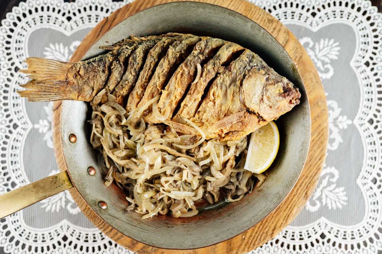 Смажений карась з грибами