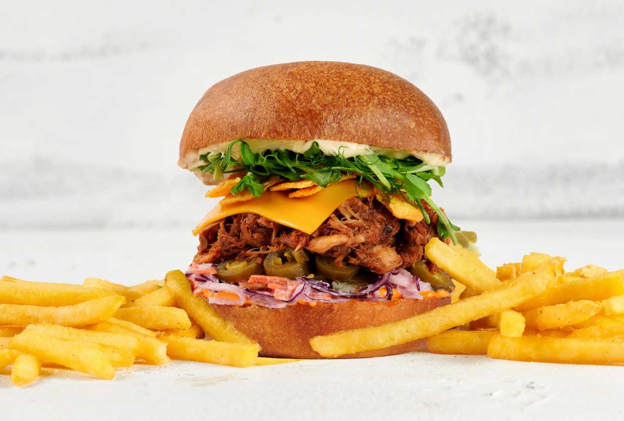 Dienos pietų plėšytos kiaulienos burgeris 🌶 + Gruzdintos bulvytės
